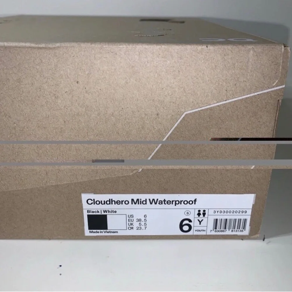 On Cloud Cloudhero Mid Waterproof Youth Size 6 Woman’s Size 7.5